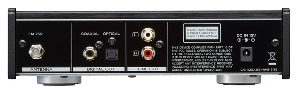 Teac PD-301DAB-X Test: Rückseite des CD-Players mit DAB-Antennenanschluss, koaxialem und optischem Digitalausgang sowie Cinch-Ausgängen.