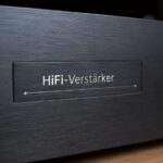 Nahaufnahme eines HiFi-Verstärkers mit Beschriftung, passend zur Frage: was bedeutet hifi?