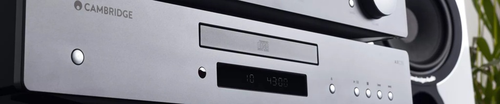 Cambridge Audio AXC35 CD-Player in Silber mit Display und Bedientasten in einer HiFi-Anlage.