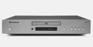 Cambridge Audio AXC35 HiFi-CD-Player in Silber mit CD-Schublade, Display und Bedientasten in frontaler Ansicht.