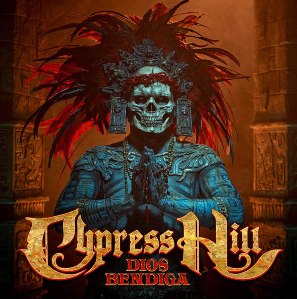 Albumcover von Cypress Hill – Dios Bendiga mit skelettartiger Figur, Federkopfschmuck und gefalteten Händen vor einer Tempelkulisse.