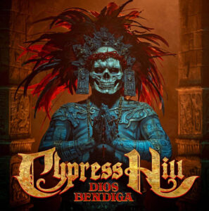 Albumcover von Cypress Hill – Dios Bendiga mit skelettartiger Figur, Federkopfschmuck und gefalteten Händen vor einer Tempelkulisse.
