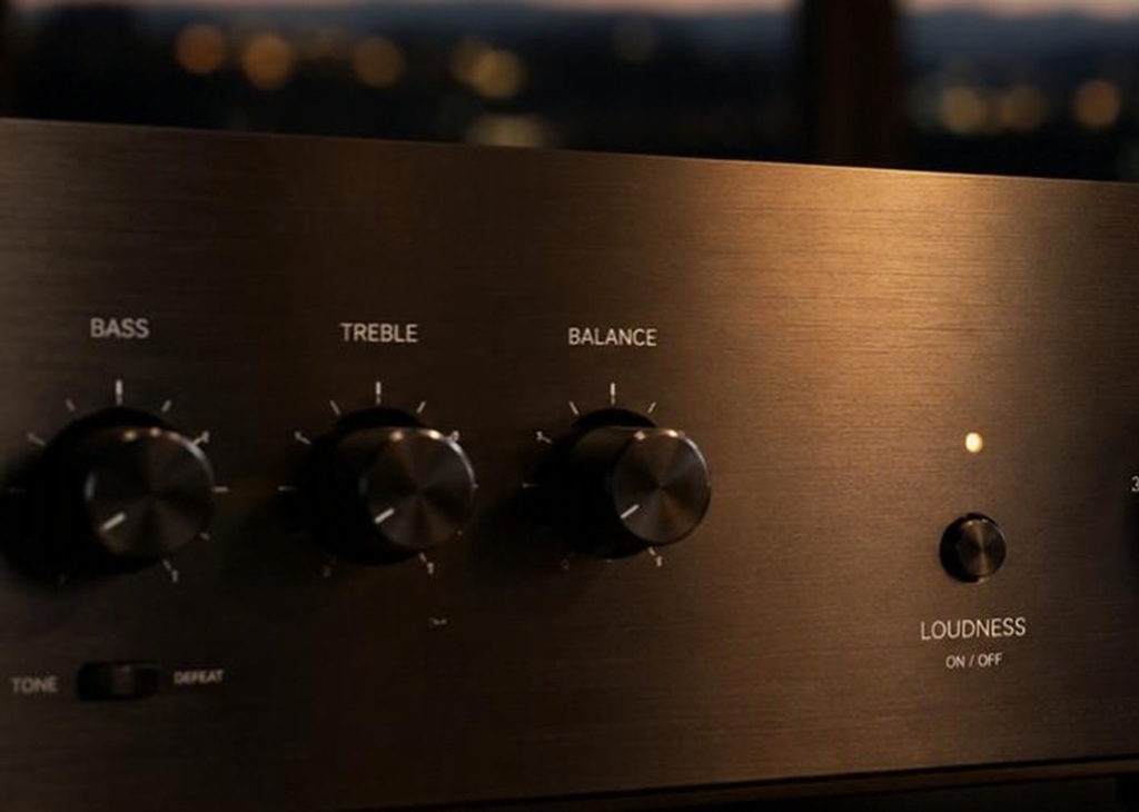 HiFi-Verstärker mit Loudness-Funktion im Wohnzimmer bei leiser Musikwiedergabe