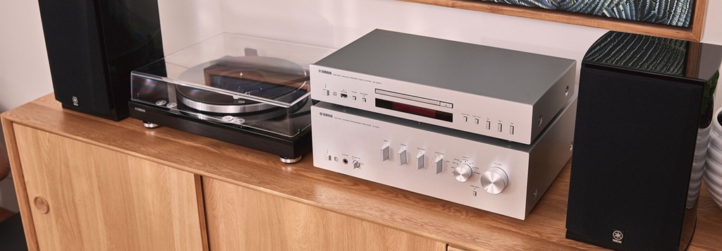 Yamaha TT-S303 Plattenspieler in einer HiFi-Anlage mit Yamaha-Verstärker, CD-Player und zwei Lautsprechern.