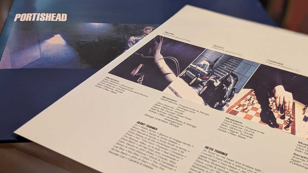 Portishead Dummy LP mit Albumcover und aufgeklapptem Innencover auf einem Tisch.