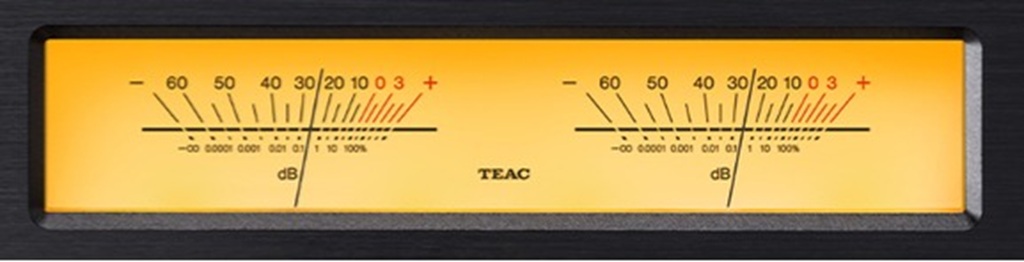 TEAC AP-507 Test Detail der beleuchteten VU-Meter mit dB-Anzeige an der Front der HiFi-Stereo-Endstufe.