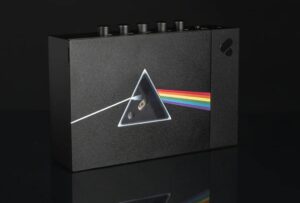 Pink Floyd x We Are Rewind Kassettenspieler mit The-Dark-Side-of-the-Moon-Prisma in limitierter Sonderedition.
