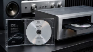 SACD im Jewelcase vor einem hochwertigen SACD-Player mit geöffneter Disc-Schublade