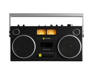 WE ARE REWIND Blaster Test – schwarze Retro-Boombox mit Kassettendeck, VU-Metern, Bluetooth und großen Lautsprechern.