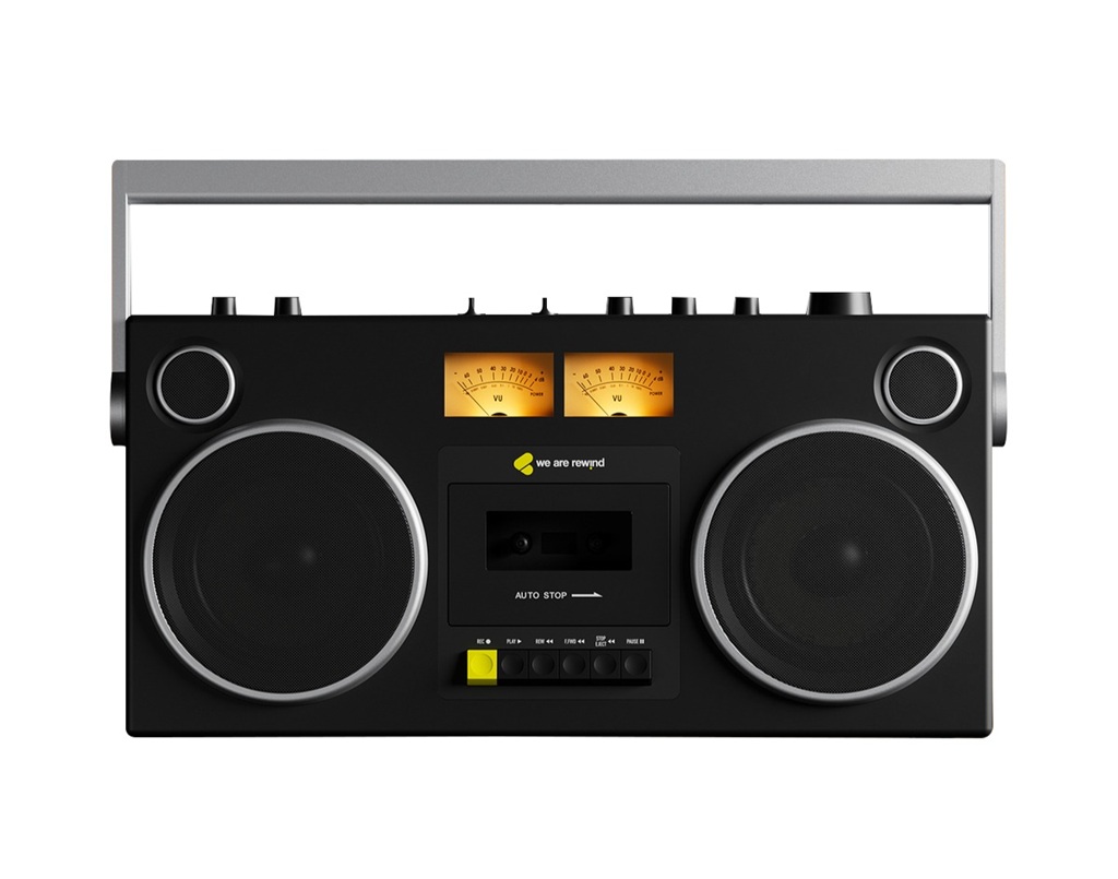 WE ARE REWIND Blaster Test – schwarze Retro-Boombox mit Kassettendeck, VU-Metern, Bluetooth und großen Lautsprechern.