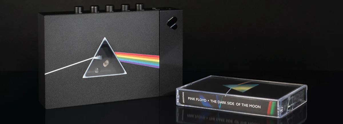 Pink Floyd x We Are Rewind Kassettenspieler mit The-Dark-Side-of-the-Moon-Kassette und Prisma-Motiv.