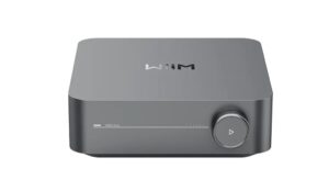 WiiM Amp im Test – kompakter HiFi-Streaming-Verstärker mit Lautstärkeregler und modernem dunkelgrauem Gehäuse.