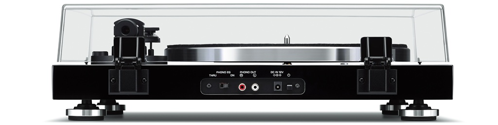 Yamaha TT-S303 Rückseite mit Phono-EQ-Schalter, Cinch-Ausgang, Netzanschluss und Staubschutzhaube.