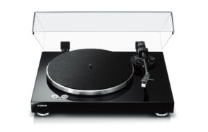 Yamaha TT-S303 HiFi-Plattenspieler mit geöffnetem Staubschutzdeckel, geradem Tonarm und schwarzer Hochglanz-Zarge im Test.