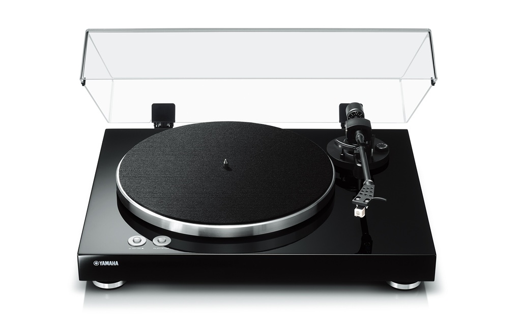 Yamaha TT-S303 HiFi-Plattenspieler mit geöffnetem Staubschutzdeckel, geradem Tonarm und schwarzer Hochglanz-Zarge im Test.