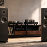 2-Wege- oder 3-Wege-Lautsprecher im Vergleich – hochwertige HiFi-Standlautsprecher in einem modernen Home-Audio-Hörraum.