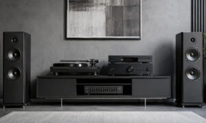 Moderne Stereoanlage mit Standlautsprechern, Verstärker, Plattenspieler, Zuspieler und Equalizer.