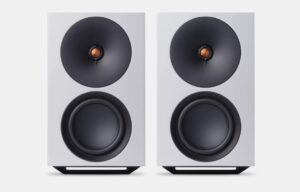 Cambridge Audio L/R X aktive Streaming-Lautsprecher in Weiß, frontal als Stereo-Paar abgebildet