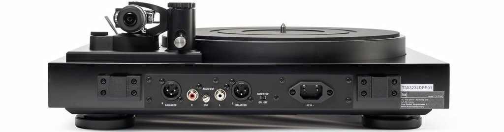 Rückseite des Dual CS 718Q Plattenspielers mit XLR- und RCA-Ausgängen, GND-Masseanschluss und Auto-Stop-Schalter.