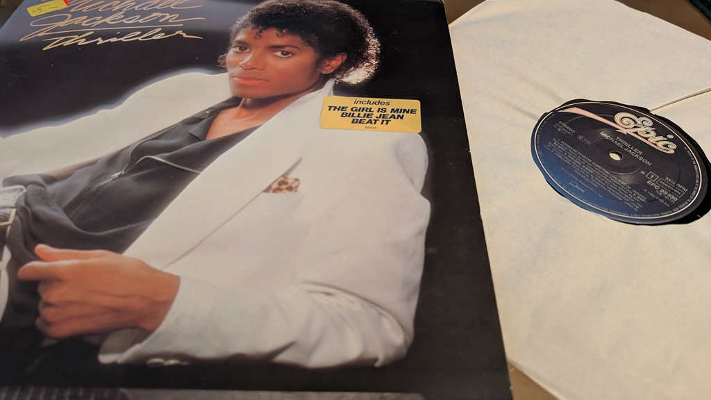Michael Jackson „Thriller“ LP mit Albumcover und Schallplatte mit Epic-Label.