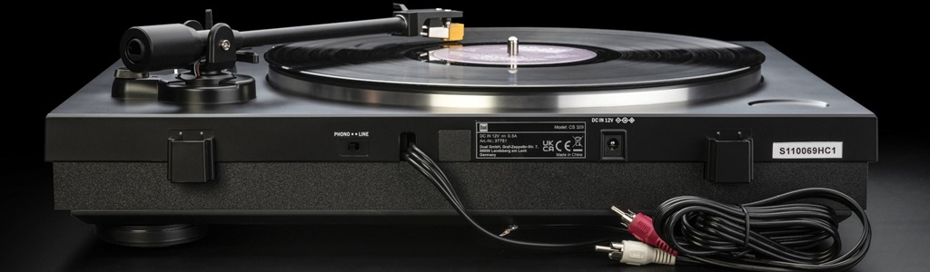 ual CS 329 Plattenspieler Rückseite mit PHONO/LINE-Schalter, 12-V-Anschluss und Cinch-Kabel