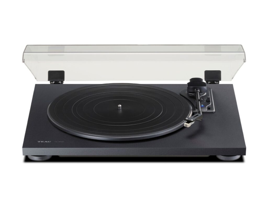 TEAC TN-180BT Bluetooth-Plattenspieler in Schwarz mit geöffnetem Staubschutzdeckel und Tonarm