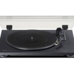 TEAC TN-180BT Bluetooth-Plattenspieler in Schwarz mit geöffnetem Staubschutzdeckel und Tonarm