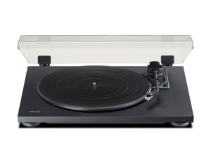 TEAC TN-180BT Bluetooth-Plattenspieler in Schwarz mit geöffnetem Staubschutzdeckel und Tonarm