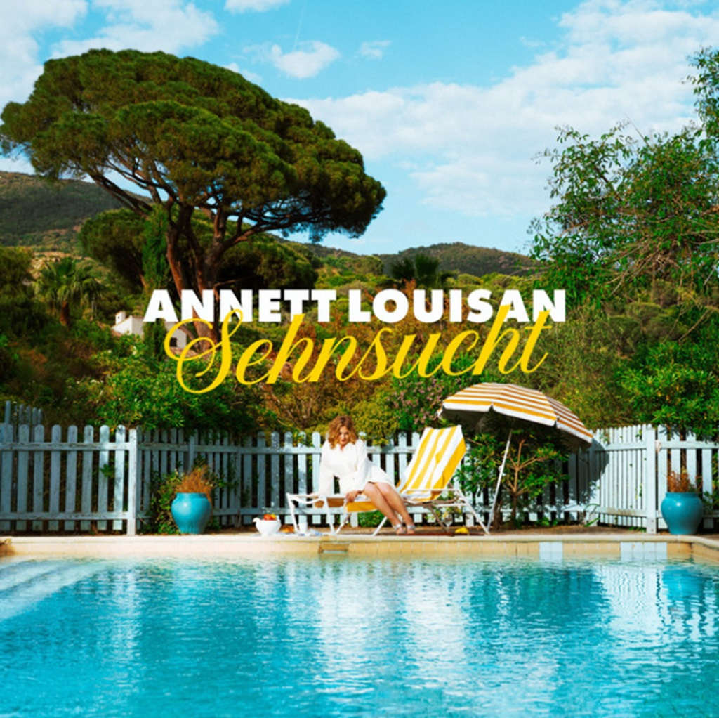 Albumcover von Annett Louisan – Sehnsucht mit Sängerin am Swimmingpool in sommerlicher Gartenkulisse.