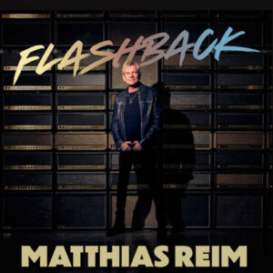 Albumcover von Matthias Reim – Flashback mit Sänger vor einer Wand aus Gitarrenverstärkern.