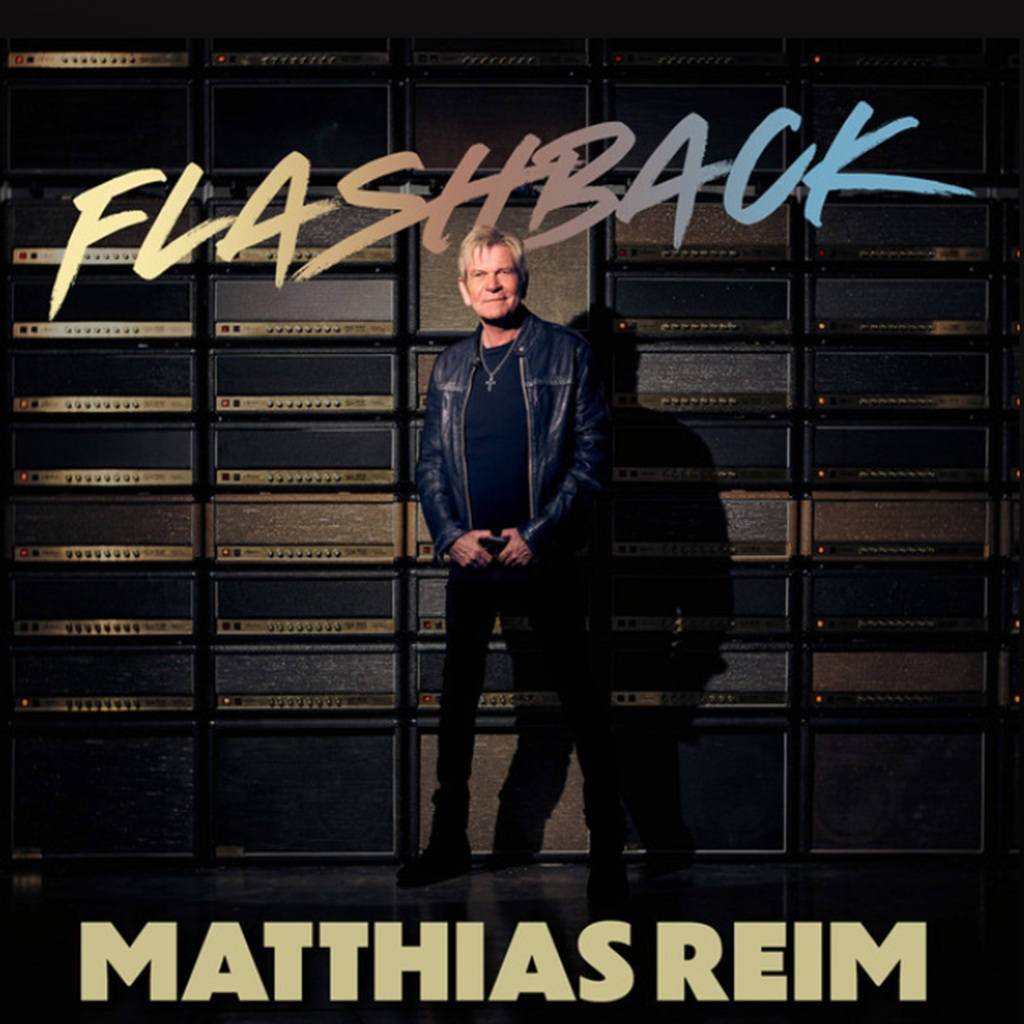 Albumcover von Matthias Reim – Flashback mit Sänger vor einer Wand aus Gitarrenverstärkern.