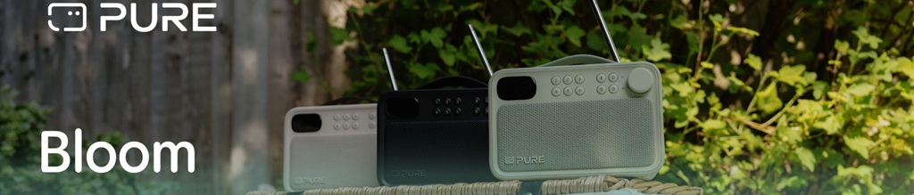 PURE Bloom DAB+ Radio in Schwarz, Sand und Salbei mit Teleskopantennen beim mobilen Einsatz im Garten