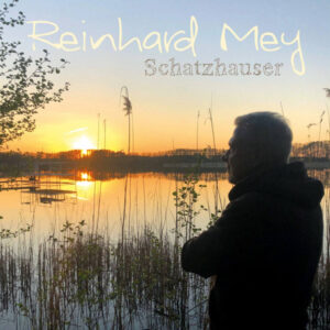 Albumcover von Reinhard Mey – Schatzhauser mit Reinhard Mey als Silhouette an einem See bei Sonnenuntergang.