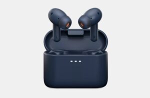 Cambridge Audio Melomania A100 SE True-Wireless-In-Ear-Kopfhörer in Blau mit geöffnetem Ladecase.