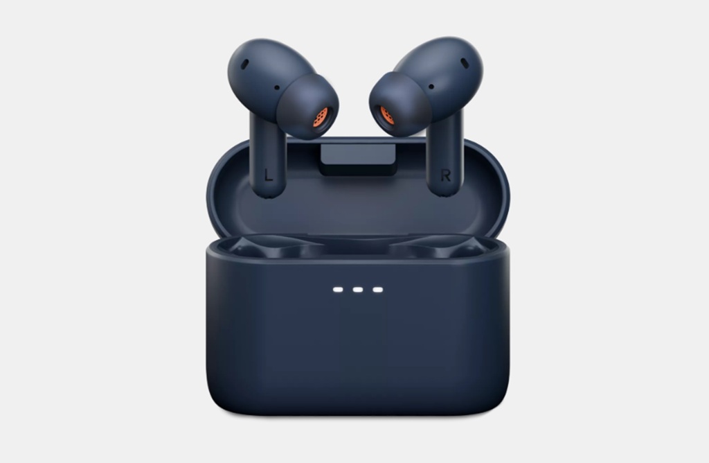 Cambridge Audio Melomania A100 SE True-Wireless-In-Ear-Kopfhörer in Blau mit geöffnetem Ladecase.