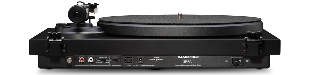 Cambridge Audio Spira in schwarzer Rückansicht mit Cinch-Ausgängen, Erdungsanschluss, Phono-/Line-Umschalter und Bluetooth-Schalter.