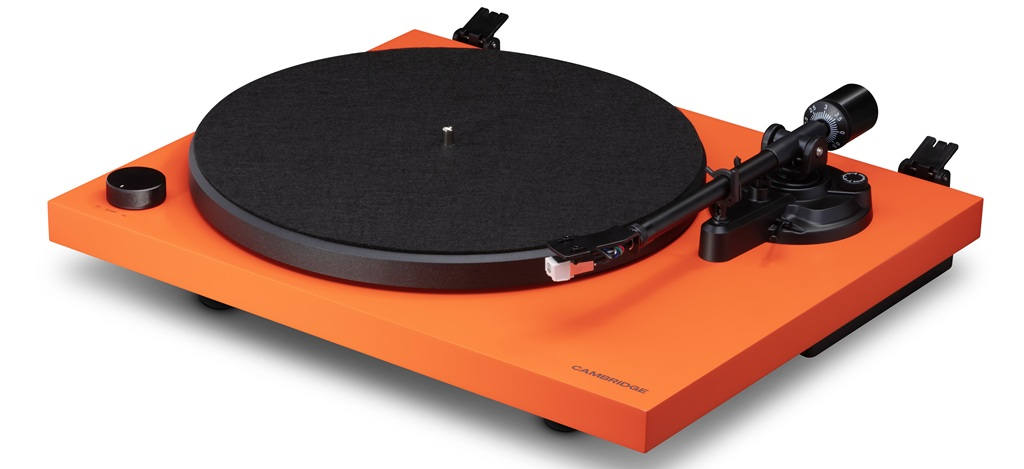 Cambridge Audio Spira Plattenspieler in Orange mit schwarzem Plattenteller, Audio-Technica-Tonabnehmer und einstellbarem Tonarm.