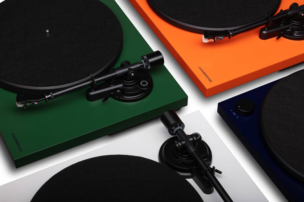 Cambridge Audio Spira Plattenspieler in Grün, Orange, Weiß und Blau mit schwarzen Plattentellern und Tonarmen.