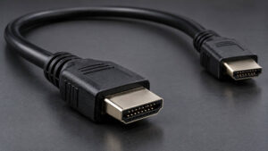 Schwarzes HDMI-Kabel mit zwei Steckern auf dunkelgrauem Untergrund – Symbolbild für HDMI ARC und eARC.
