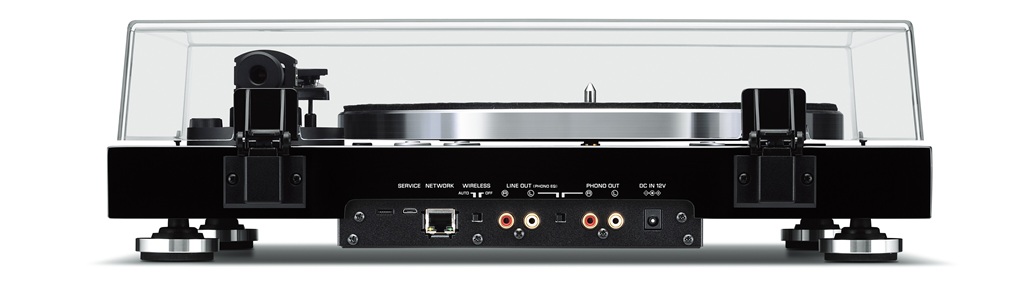 Rückseite des Yamaha MusicCast Vinyl 500 mit Phono- und Line-Cinch-Ausgängen, Ausgangswahlschalter, Ethernet und Netzteilbuchse.